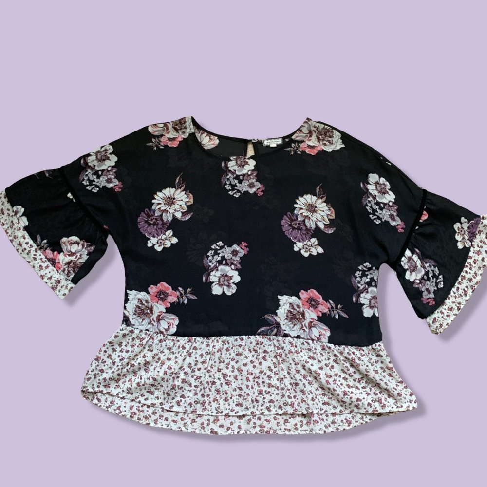 Eyeshadow floral top Size M